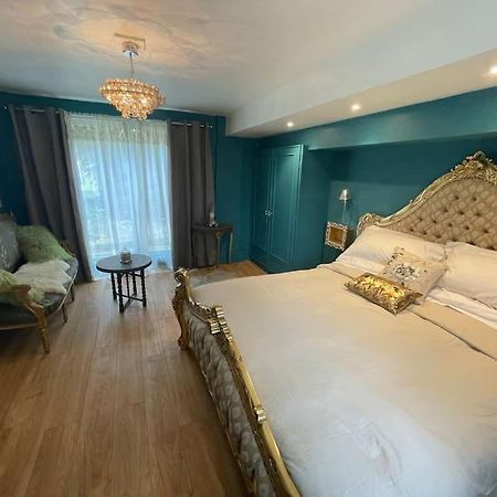 Апартаменты The Big Cosy Boudoir Bed + Hot Tub Harvington Экстерьер фото