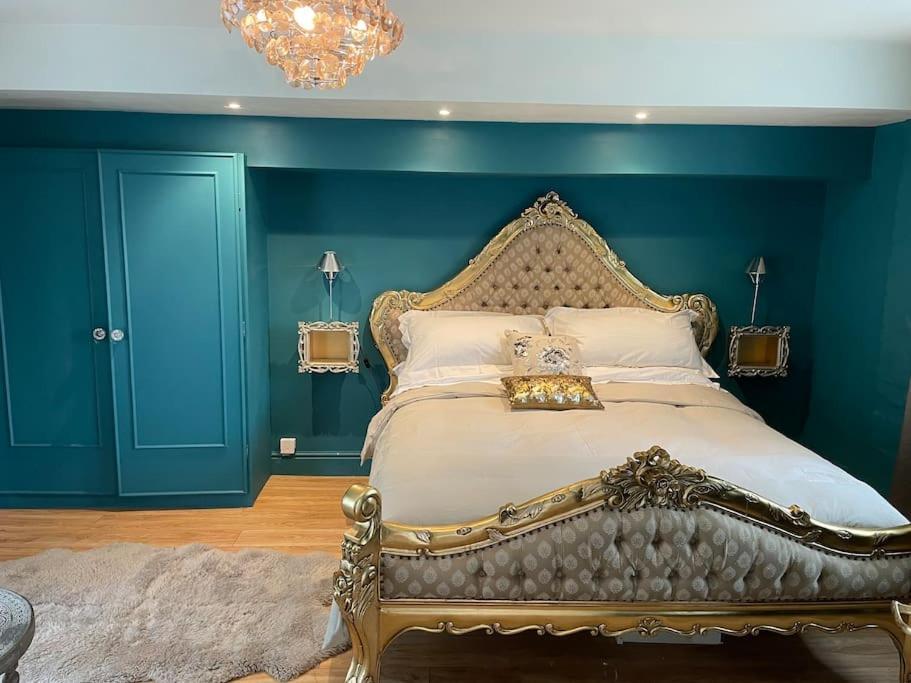 Апартаменты The Big Cosy Boudoir Bed + Hot Tub Harvington Экстерьер фото