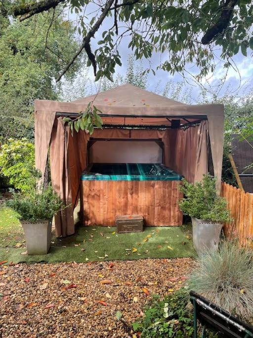 Апартаменты The Big Cosy Boudoir Bed + Hot Tub Harvington Экстерьер фото